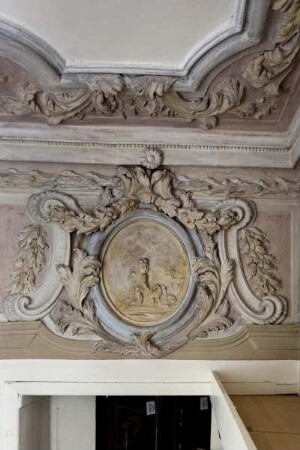 Szenische Stuckreliefs mit Putti — Putto mit Hunden