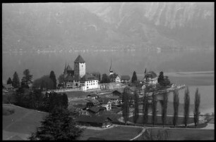 Spiez: Blick vom Bahnhof auf Schloss und See