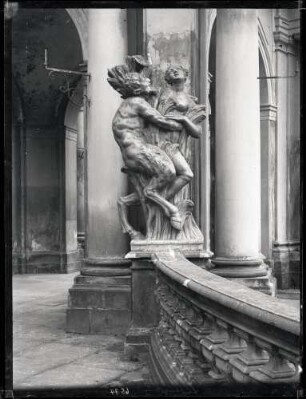 Schloß; Faun und Nymphe, Steinplastik
