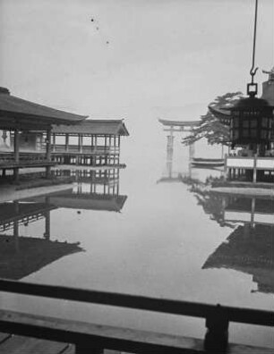 Miyajima. Itsukushima-Schrein (ab 1168) am Seto-Inlandsee (Seto-naikai) : Blick zu einem Torii