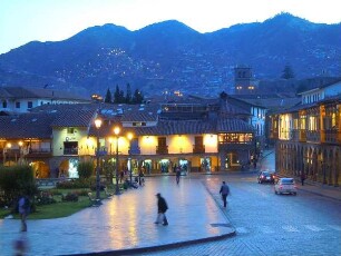 Cusco - Plaza de Armas am Abend : Der Hauptplatz, Plaza de Armas, am Abend. Aufgenommen am 29. August 2011 in Cusco