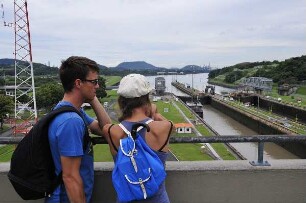 Miraflores-Kanalschleuse : Am 80 km langen Panama-Kanal vom Atlantik zum Pazifik können Besucher in der Miraflores-Schleuse die Durchfahrt großer Containerschiffe beobachten. Aufgenommen am 15. September 2011