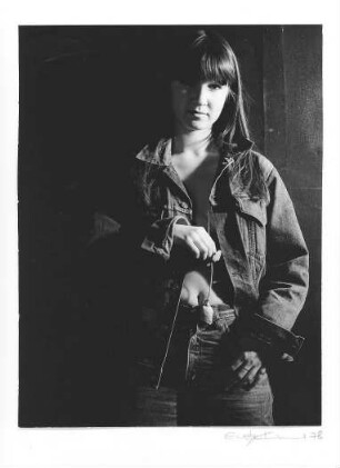 Porträt einer jungen Frau. Fotografie; 39,8 x 29,9 cm (Blattgröße), 22,9 x 17,3 cm (Bildgröße). 1978