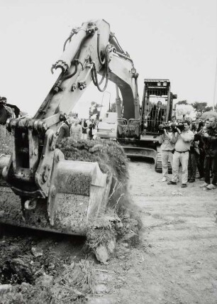 Offizieller Baubeginn für die Bundesautobahn 17 am 21.08.1998 am künftigen Autobahndreieck Dresden-West. "Erster Baggerbiss", ausgeführt von Matthias Wissmann, Bundesminister für Verkehr : Dresden. Offizieller Baubeginn für die Bundesautobahn 17 am 21.08.1998 am künftigen Autobahndreieck Dresden-West. "Erster Baggerbiss", ausgeführt von Matthias Wissmann, Bundesminister für Verkehr