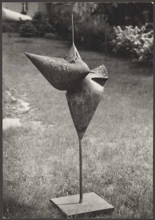 Nahaufnahme der Bronzeskulptur „Urvogel II“ von Bernhard Heiliger