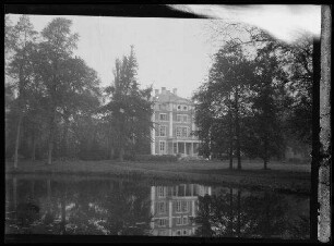 Schloss Huysse mit Park und Teich, nördlich Audenarde (= Oudenaarde, Bez. Oudenaarde, Belgien)