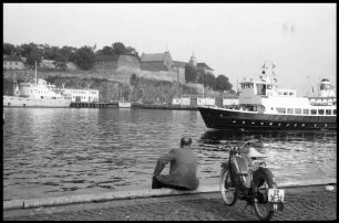 Oslo: Anlegerkai am Hafen, Hintergrund Akerhus Festung