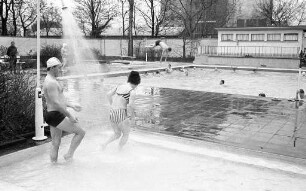 Badebetrieb im Rheinhafenbad.