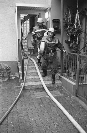Gewitter mit Hagelschlag und Überschwemmungen