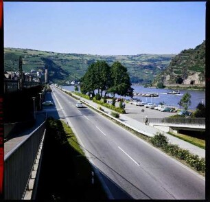 Oberwesel: von der Fußgängerbrücke über die Bundesstraße auf Rhein