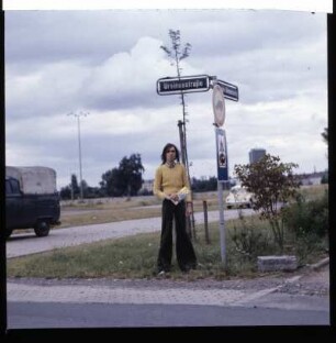 Selbstportrait an der Ursinusstraße in Frankfurt am Main. Die Straße ist benannt nach Oskar Ursinus, einem Flugpionier