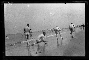 [Ostende oder Zeebrugge (beide Belgien)]: viele nackte Matrosen "am Strand" und im Meer (Rückansicht, Nahaufnahme)