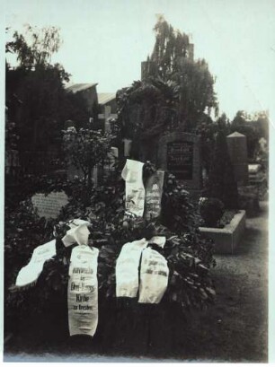 Grabstätte Carl August Fischer (1828-1892; Organist, Komponist) mit Kränzen. Dresden, wohl Innerer Neustädter Friedhof. Fotografie; 11,5 x 8,6 cm. Dresden: Teilnachlass C. A. Fischer, SLUB Mscr.Dresd.App.2518,5