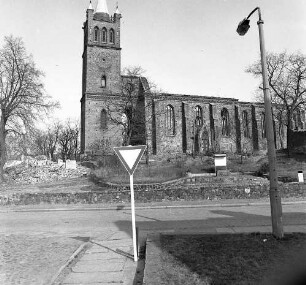 Müncheberg, Ernst-Thälmann-Straße 52. Stadtkirche Müncheberg (Feldstein; 1251/1300, 1817/1827 Turmneubau; K. F. Schinkel, 1992 Wiederaufbau). Straßenansicht von Süden