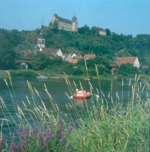 Rothenfels. Blick über den Main zum Stadtzentrum mit Pfarrkirche Mariae Himmelfahrt und Burg