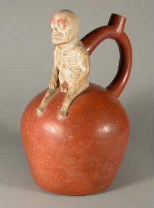 Applikation: sitzende anthropomorphe Figur (Skelett)
