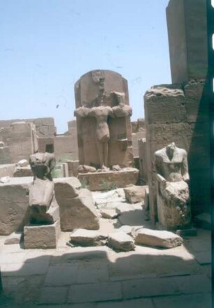 Ägypten. Karnak. Karnak-Tempel. Verschiedene Torsi