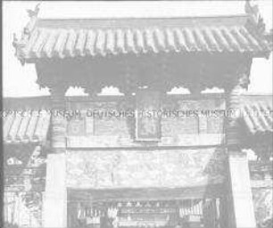 Glasdia von "Tsi nan fu", Holz-Paifang (Tor)