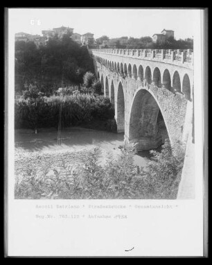 Straßenbrücke