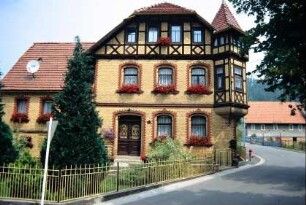 Backsteingebäude mit Erker, der von Turm bekrönt wird