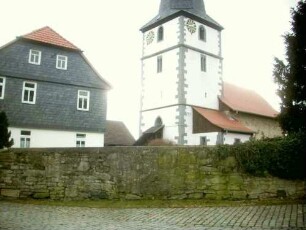 Ansicht von Nordosten mit Kirche (Kirchturm gotisch gegründet über Kirchhofmauer (einstiger Wehrgang mit Brüstung abgetragen)