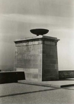 Weimar. Nationale Gedenkstätte Buchenwald auf dem Ettersberg. Straße der Nationen. Pylon mit Flammenschale "Jugoslawien"