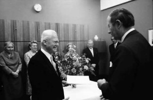 Freiburg: Hotel Stadt Freiburg; Bundesverdienstkreuz für Prof. Max Müller, München überreicht durch Ministerpräsident Filbinger
