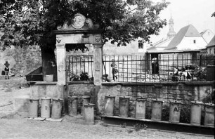 Rüdesheim: Hof mit Mülleimern
