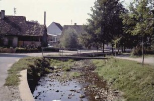 Heitersheim: Dorfbach; Schleife mit Bauernhäusern; mit Steg