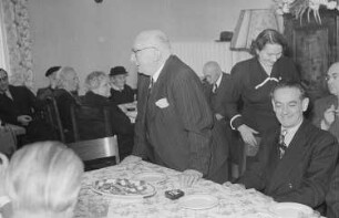 Einweihung eines jüdischen Altersheimes : Bewohner des Altersheims mit Gästen der Einweihungsfeier