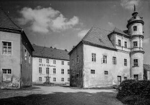 Reichstädt, Schloss, Ansict, rechts Nordostflügel mit Treppenturm, im Hintergrund Mittelbau mit der Inschrift "MTS Kulturhaus"