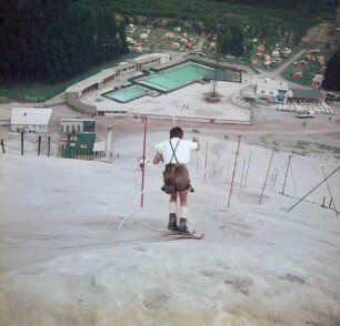 Freizeitpark Monte Kaolino. Abfahrtsläufer. Blick vom Quarzsandberg auf das Schwimmbad des Freizeitparkes
