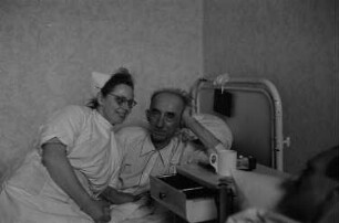 Reportage aus dem jüdischen Krankenhaus : Krankenschwester mit Patienten
