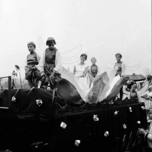 Karpfenfest: Umzug: Festwagen, Seerosenkönigin, umgeben von Kindern als Libellen, 8. Oktober 1961