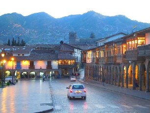 Cusco - Plaza de Armas am Abend : Der Hauptplatz, Plaza de Armas, am Abend. Aufgenommen am 29. August 2011 in Cusco