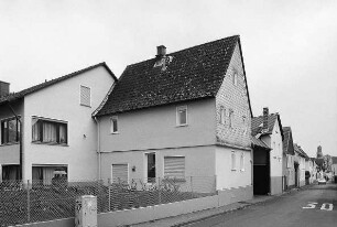 Wohnhaus und Hoftor; Oberursel, Lange Straße 74
