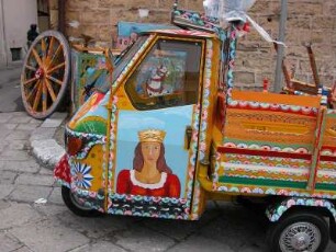 Palermo. Bunt bemalte Geräte in der Altstadt, diese naiven Verzierungen haben in Sizilien auf den Dörfern eine lange Tradition