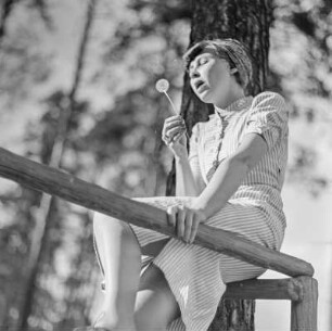 Elisabeth Gremmler spielt mit einer Pusteblume