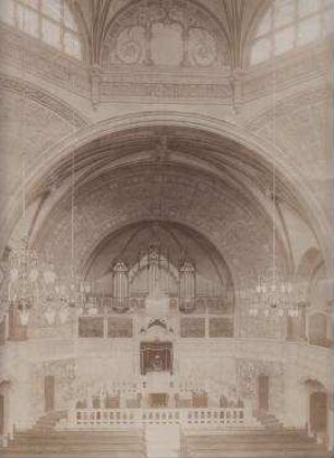 Blick auf den Toraschrein der Synagoge. Aron und Birma zu einer Einheit zusammengefasst. Über der Birma ist das Predigtpult zu sehen. Dortmund, Am Hiltropwall
