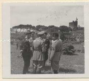 Santa Marinella, Staatsbesuch Adolf Hitlers in Italien vom 02. bis 10. Mai 1938, Adolf Hitler, Mussolini, Reichsminister Hess, Reichsführer "Schutzstaffel" Himmler in lebhafter Unterhaltung während der Manöver