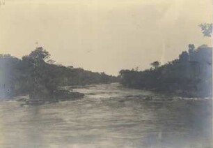 Stromschnelle im Rio Jatoba, erster Nebenfluss des Xingú, Brasilien