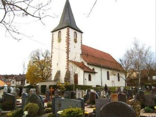 Ansicht von Nordosten mit Kirche (im Kern Romanisch-spätere Überarebitungen) im Kirchhof