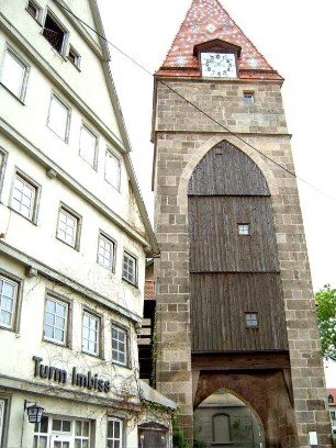 Stadtbefestigung - Torturm (Schmiedturm) von Süden über Stadtseite mit verkleideter Innenseite