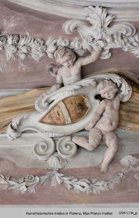 Stuckdecke mit Putti