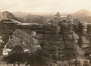 Nordböhmen. Elbsandsteingebirge. Prebischtor. Blick zum Kaltenberg (links) und zum Rosenberg (rechts)