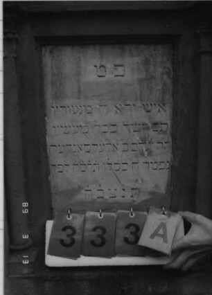 Grabstein 333 (Index: 100093087) Maße HxBxT: 195x65x30 cm Symbolik: Wappenschild mit Verzierungen, Säulen, Verzierungen: Grabstein 333A