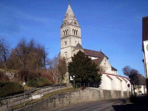Ansicht von Südwesten mit Kirche in erhöhter Lage im Kirchhof über Kirchhofmauer (Wehrgang und Toranlage im 19 Jh abgetragen)