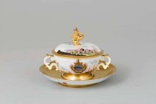 Bouillontasse und Unterschale aus einem Kaffee- und Teeservice mit Bataillenmalerei und Wappendekor