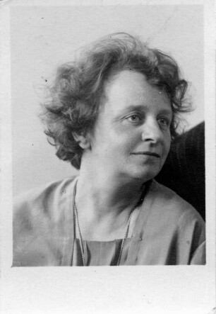 Dresden. Paßfoto der Bildhauerin Etha Richter