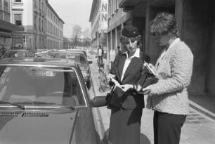 Ausbildung von Politessen bei der Polizeibehörde Karlsruhe zur Überwachung des ruhenden Verkehrs